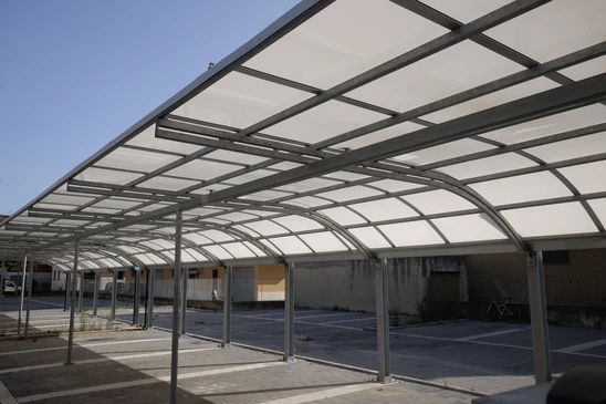 Parking extérieur couvert avec structure métallique en aluminium ou acier galvanisé