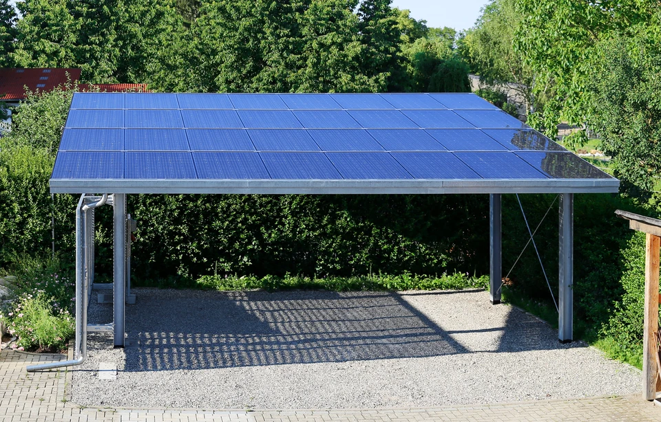 Carport résidentiel extérieur avec toiture équipée de panneaux solaires photovoltaïques bleus