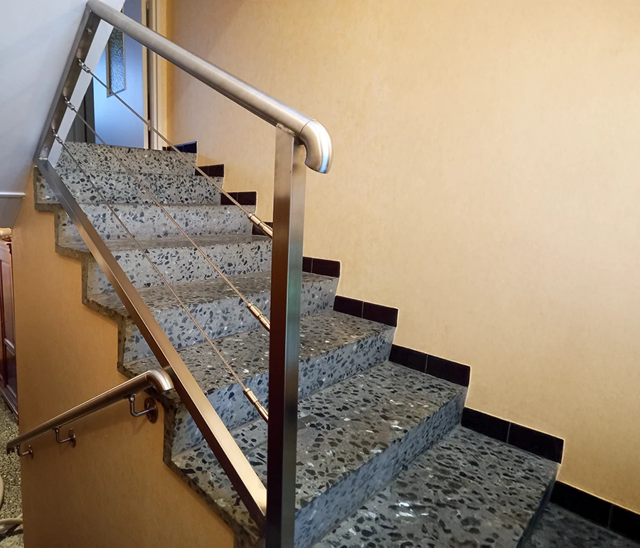 Ouvrier en équipement de protection individuelle appliquant un revêtement de peinture bleue sur des structures métalliques en acier dans un atelier industriel extérieur