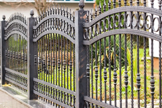 Intérieur industriel avec structure métallique géométrique en perspective