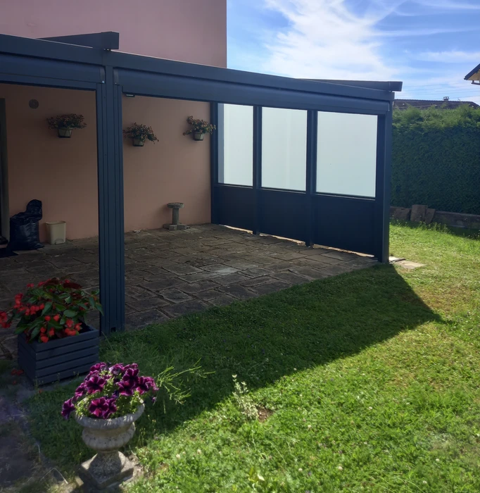 Terrasse contemporaine en bois avec banc intégré à lattes verticales