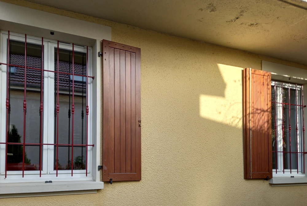 Escalier extérieur moderne avec rampe d'accès pour personnes à mobilité réduite dans un environnement urbain contemporain
