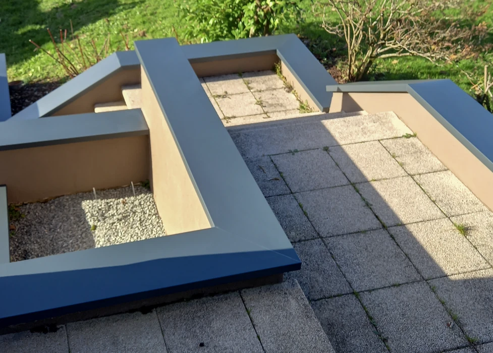 Escalier extérieur métallique en acier galvanisé avec marches perforées antidérapantes et garde-corps à barreaudage vertical