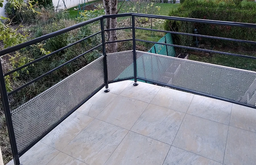 Terrasse extérieure contemporaine avec piscine rectangulaire intégrée dans plancher bois composite