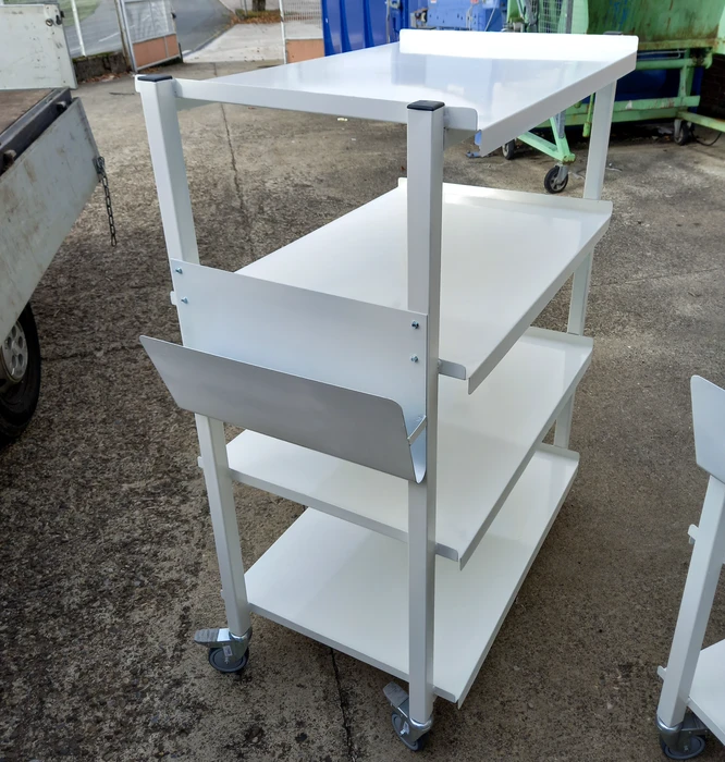 Terrasse contemporaine en bois avec banc intégré à lattes verticales