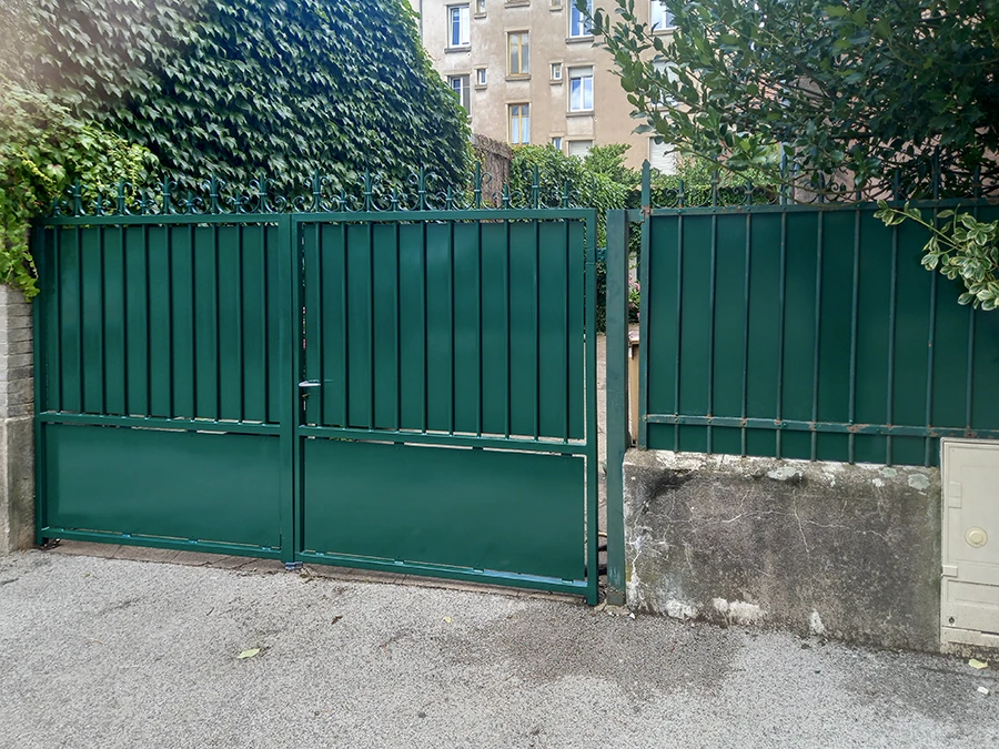 Entrepôt industriel avec stocks de matériaux métalliques organisés sur rayonnages