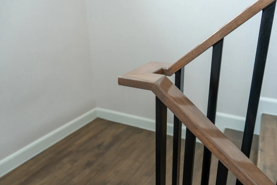 Atelier intérieur avec artisan soudeur portant masque de protection et gants de sécurité, travaillant sur pièces métalliques