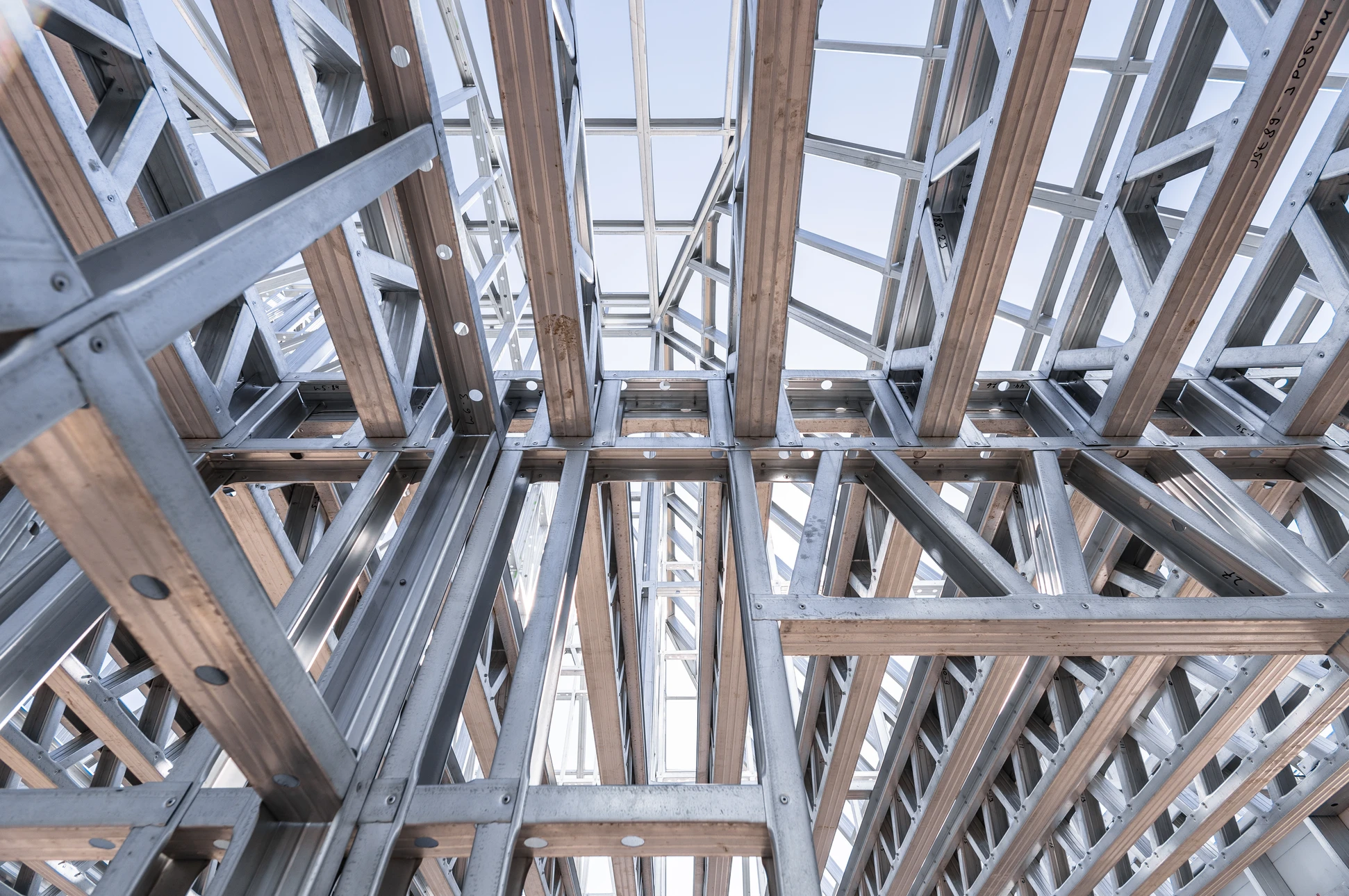 Atelier de fabrication industrielle avec équipements de précision en arrière-plan flou