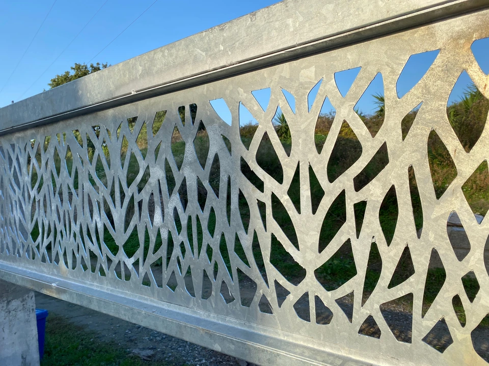 Intérieur d'atelier industriel avec ouvrier manipulant équipement mécanique sur plan de travail