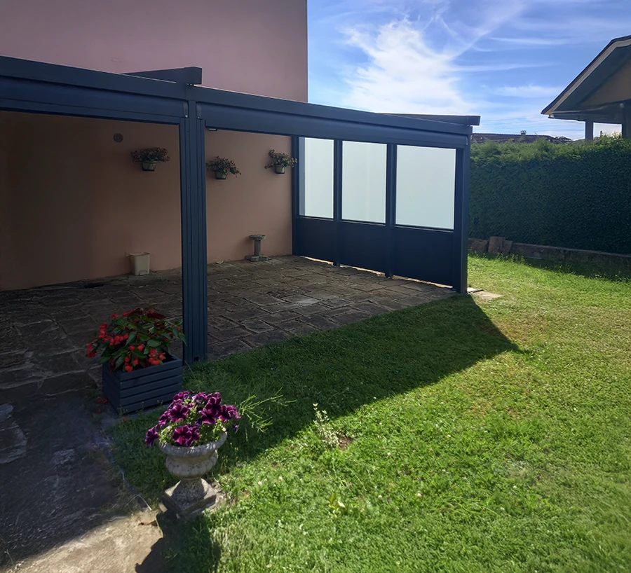 Un artisan travaille sur une structure en bois utilisant un outil pneumatique ou électrique de précision