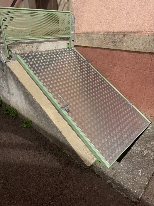 Terrasse contemporaine en bois avec banc intégré à lattes verticales