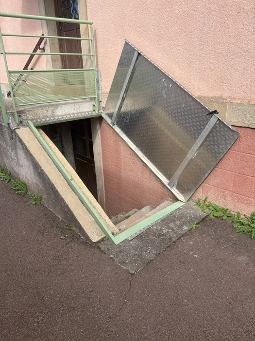 Terrasse contemporaine en bois avec banc intégré à lattes verticales