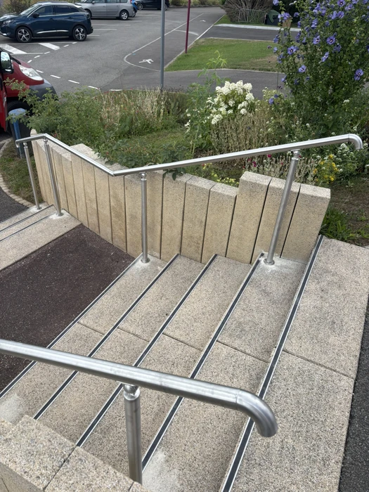 Terrasse contemporaine en bois avec banc intégré à lattes verticales