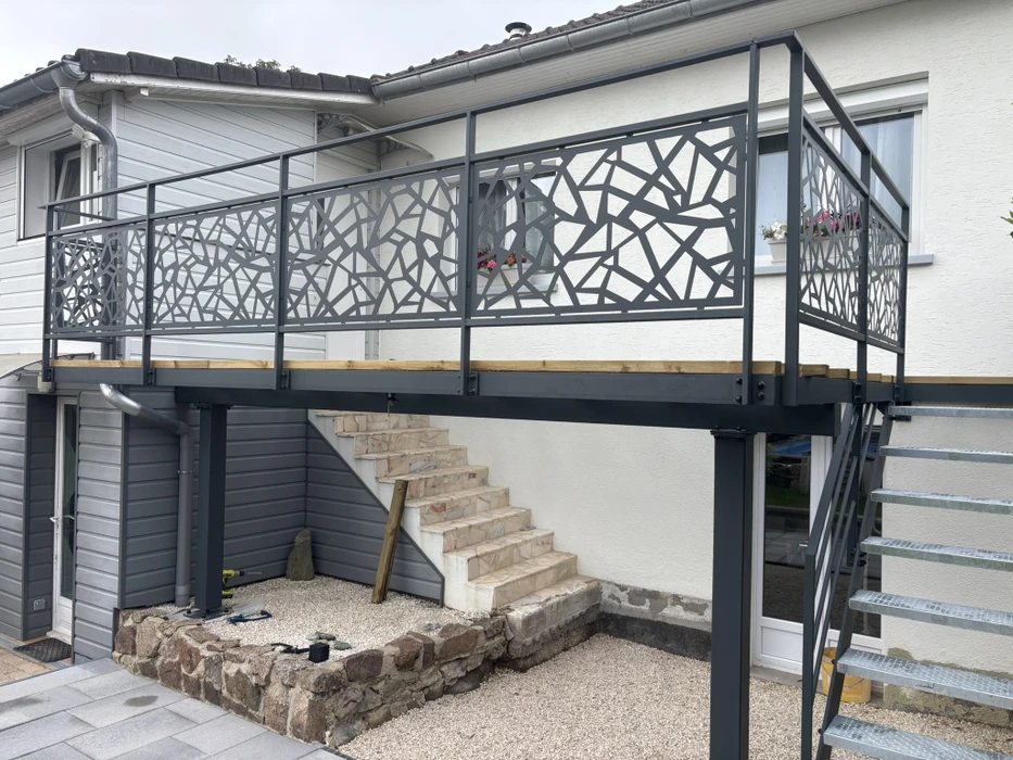 Terrasse contemporaine en bois avec banc intégré à lattes verticales