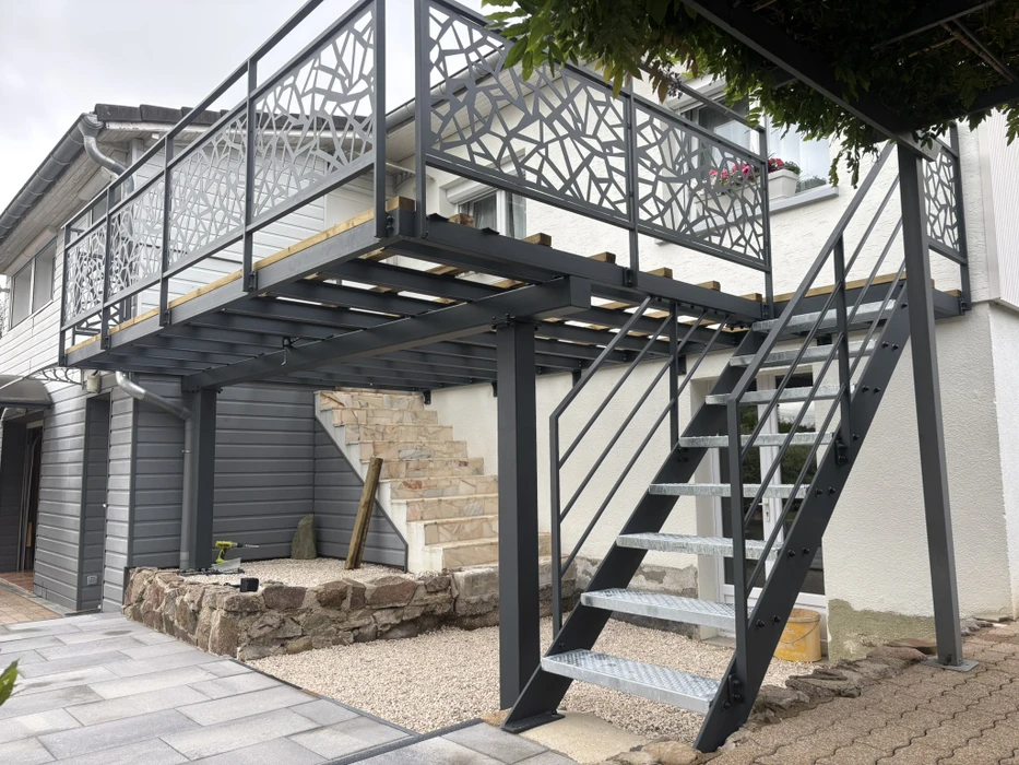 Terrasse contemporaine en bois avec banc intégré à lattes verticales