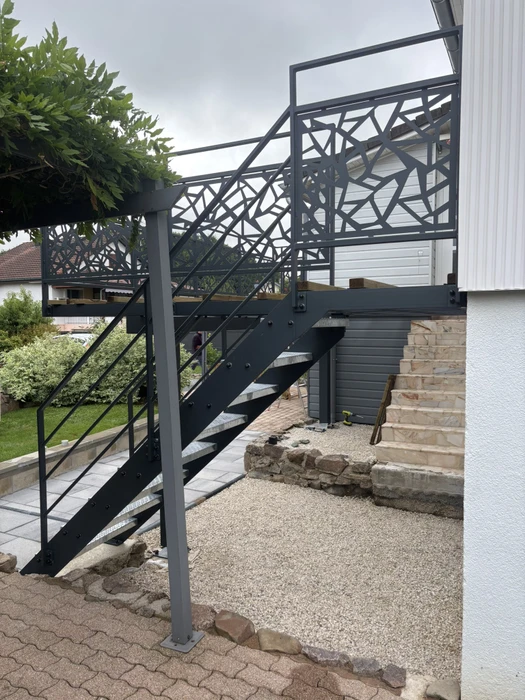 Terrasse contemporaine en bois avec banc intégré à lattes verticales