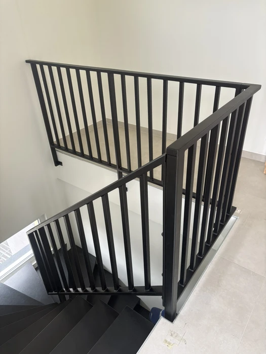 Terrasse contemporaine en bois avec banc intégré à lattes verticales